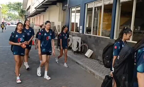 📍อัปเดตกิจกรรมทีมวอลเลย์บอลหญิงทีมชาติไทย U21
วันที่ 6 สิงหาคม 2568 – เมืองสุราบายา ประเทศอินโดนีเซีย นักกีฬาวอลเลย์บอลหญิงทีมชาติไทย รุ่นอายุต่ำกว่า 21 ปี ยังคงเก็บตัวเตรียมความพร้อมก่อนเริ่มการแข่งขัน FIVB Volleyball Women’s U-21 World Championship 2025 🔹 ช่วงเช้า: นักกีฬาเข้าฝึกเวทเทรนนิ่งประมาณ 1 ชั่วโมง เพื่อปรับภาพร่างกายและฟื้นฟูสมรรถภาพ โดยใช้ห้องเวทรวมกับบุคคลทั่วไป ซึ่งส่งผลให้มีข้อจำกัดในการใช้งานบางส่วน
🔹 มีรายงานว่านักกีฬาบางรายเริ่มมีอาการไข้หวัดเล็กน้อย โดยทีมแพทย์ติดตามอาการอย่างใกล้ชิด
🔹 ช่วงเย็น: ทีมเดินทางไปฝึกซ้อมที่สนามแข่งขันจริง เวลา 19.30 น. เพื่อปรับตัวเข้ากับสภาพสนาม สมาคมกีฬาวอลเลย์บอลแห่งประเทศไทยขอส่งกำลังใจให้ทัพนักกีฬาหญิง U21 เตรียมพร้อมเต็มที่ก่อนเปิดสนาม 7 สิงหาคมนี้ 🇹🇭🏐 #U21Thailand #VolleyballThailand #FIVBU21WorldChampionship2025