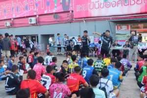 UPDATE: เด็กกว่า 800 คนจากทั่วประเทศ แห่สมัครหลักสูตรกีฬาฟุตบอล อบจ.ชัยนาท หวังตามรอยแข้งทองแชมป์ 7 สี วันนี้ (20 ธ.ค. 68) ผู้ปกครองจากทั่วประเทศ นำบุตรหลานรวมกว่า 800 คน เข้าคัดเลือกนักเรียนเพื่อเข้าศึกษาในระดับชั้นมัธยมศึกษาปีที่ 1 หลักสูตรความเป็นเลิศด้านกีฬาฟุตบอ – facebook.com