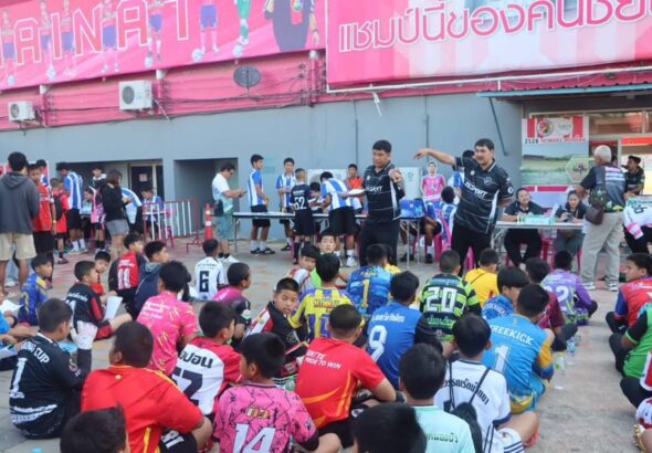 UPDATE: เด็กกว่า 800 คนจากทั่วประเทศ แห่สมัครหลักสูตรกีฬาฟุตบอล อบจ.ชัยนาท หวังตามรอยแข้งทองแชมป์ 7 สี วันนี้ (20 ธ.ค. 68) ผู้ปกครองจากทั่วประเทศ นำบุตรหลานรวมกว่า 800 คน เข้าคัดเลือกนักเรียนเพื่อเข้าศึกษาในระดับชั้นมัธยมศึกษาปีที่ 1 หลักสูตรความเป็นเลิศด้านกีฬาฟุตบอ – facebook.com