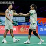 🇹🇭 ส่งกำลังใจให้ “บาส-เฟม” หลังคว้ารองแชมป์เอเชีย 2026 🥈 อัปเดตความเคลื่อนไหวล่าสุดจากการแข่งขัน แบดมินตันชิงแชมป์เอเชีย 2026 (Bank of Ningbo Badminton Asia Championships 2026) ณ เมืองหนิงโป สาธารณรัฐประชาชนจีน หลังจากที่ “บาส” เดชาพล พัววรานุเคราะห์ และ “เฟม” ศุภิสรา เพียวสามพราน คู่ผสมมืออันดับ 3 ของโลกจากไทย โชว์ฟอร์มสุดแกร่งล้มคู่มือ 1 ของโลกในรอบรองชนะเลิศมาได้อย่างน่าประทับใจ แฟนเพจอย่างเป็นทางการของ Badminton Asia ได้แถลงยืนยันว่า คู่ “บาส-เฟม” จำเป็นต้อง ถอนตัวจากการแข่งขันในรอบชิงชนะเลิศ ที่จะพบกับคู่จากเกาหลีใต้ในวันอาทิตย์ที่ 12 เมษายนนี้ เนื่องจากมีอาการบาดเจ็บรบกวนหลังจบเกมรอบรองชนะเลิศ แม้นักกีฬาทั้งคู่จะมีความตั้งใจอย่างเต็มที่ในการลงสนาม แต่เพื่อรักษาสภาพร่างกายในระยะยาวตามคำแนะนำของทีมแพทย์ จึงตัดสินใจพักเพื่อฟื้นฟูร่างกาย “สุขภาพของนักกีฬาคือสิ่งที่สำคัญที่สุดเหนือสิ่งอื่นใด ขอให้พักผ่อนและฟื้นตัวให้แข็งแรง ครอบครัวแบดมินตันเอเชียและแฟนๆ ทุกคนกำลังเอาใจช่วยให้พวกคุณกลับมาอย่างแข็งแกร่งอีกครั้ง” จากการถอนตัวในครั้งนี้ ทำให้ “บาส-เฟม” คว้าตำแหน่ง รองแชมป์เอเชีย 2026 มาครองได้สำเร็จ! 🥈 โดยทั้งคู่จะเดินทางกลับประเทศไทยเพื่อพักฟื้นร่างกาย ก่อนเตรียมลุยศึกใหญ่ประเภททีมชิงแชมป์โลก “BWF Thomas & Uber Cup 2026 Finals” ณ ประเทศเดนมาร์ก ในช่วงปลายเดือนเมษายนนี้ สมาคมกีฬาแบดมินตันแห่งประเทศไทยฯ ขอชื่นชมในความมุ่งมั่นและจิตวิญญาณนักสู้ของทั้งคู่ตลอดสัปดาห์ที่ผ่านมา และขอเชิญชวนแฟนกีฬาชาวไทยมาร่วมส่งกำลังใจให้ทั้งคู่หายจากอาการบาดเจ็บและกลับมาแข็งแกร่งกว่าเดิมครับ! 🏸💪 #BadmintonAsia2026 #ThailandBadminton #บาสเฟม…