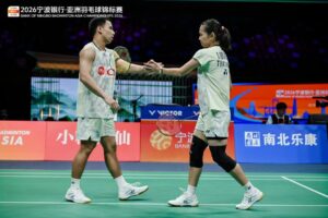 🇹🇭 ส่งกำลังใจให้ “บาส-เฟม” หลังคว้ารองแชมป์เอเชีย 2026 🥈 อัปเดตความเคลื่อนไหวล่าสุดจากการแข่งขัน แบดมินตันชิงแชมป์เอเชีย 2026 (Bank of Ningbo Badminton Asia Championships 2026) ณ เมืองหนิงโป สาธารณรัฐประชาชนจีน หลังจากที่ “บาส” เดชาพล พัววรานุเคราะห์ และ “เฟม” ศุภิสรา เพียวสามพราน คู่ผสมมืออันดับ 3 ของโลกจากไทย โชว์ฟอร์มสุดแกร่งล้มคู่มือ 1 ของโลกในรอบรองชนะเลิศมาได้อย่างน่าประทับใจ แฟนเพจอย่างเป็นทางการของ Badminton Asia ได้แถลงยืนยันว่า คู่ “บาส-เฟม” จำเป็นต้อง ถอนตัวจากการแข่งขันในรอบชิงชนะเลิศ ที่จะพบกับคู่จากเกาหลีใต้ในวันอาทิตย์ที่ 12 เมษายนนี้ เนื่องจากมีอาการบาดเจ็บรบกวนหลังจบเกมรอบรองชนะเลิศ แม้นักกีฬาทั้งคู่จะมีความตั้งใจอย่างเต็มที่ในการลงสนาม แต่เพื่อรักษาสภาพร่างกายในระยะยาวตามคำแนะนำของทีมแพทย์ จึงตัดสินใจพักเพื่อฟื้นฟูร่างกาย “สุขภาพของนักกีฬาคือสิ่งที่สำคัญที่สุดเหนือสิ่งอื่นใด ขอให้พักผ่อนและฟื้นตัวให้แข็งแรง ครอบครัวแบดมินตันเอเชียและแฟนๆ ทุกคนกำลังเอาใจช่วยให้พวกคุณกลับมาอย่างแข็งแกร่งอีกครั้ง” จากการถอนตัวในครั้งนี้ ทำให้ “บาส-เฟม” คว้าตำแหน่ง รองแชมป์เอเชีย 2026 มาครองได้สำเร็จ! 🥈 โดยทั้งคู่จะเดินทางกลับประเทศไทยเพื่อพักฟื้นร่างกาย ก่อนเตรียมลุยศึกใหญ่ประเภททีมชิงแชมป์โลก “BWF Thomas & Uber Cup 2026 Finals” ณ ประเทศเดนมาร์ก ในช่วงปลายเดือนเมษายนนี้ สมาคมกีฬาแบดมินตันแห่งประเทศไทยฯ ขอชื่นชมในความมุ่งมั่นและจิตวิญญาณนักสู้ของทั้งคู่ตลอดสัปดาห์ที่ผ่านมา และขอเชิญชวนแฟนกีฬาชาวไทยมาร่วมส่งกำลังใจให้ทั้งคู่หายจากอาการบาดเจ็บและกลับมาแข็งแกร่งกว่าเดิมครับ! 🏸💪 #BadmintonAsia2026 #ThailandBadminton #บาสเฟม…