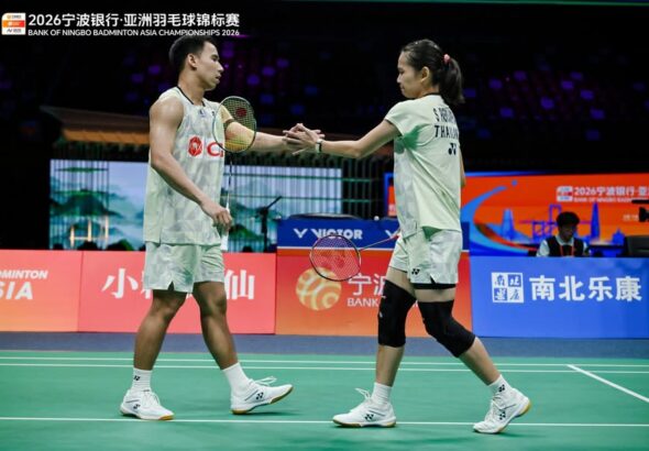 🇹🇭 ส่งกำลังใจให้ “บาส-เฟม” หลังคว้ารองแชมป์เอเชีย 2026 🥈 อัปเดตความเคลื่อนไหวล่าสุดจากการแข่งขัน แบดมินตันชิงแชมป์เอเชีย 2026 (Bank of Ningbo Badminton Asia Championships 2026) ณ เมืองหนิงโป สาธารณรัฐประชาชนจีน หลังจากที่ “บาส” เดชาพล พัววรานุเคราะห์ และ “เฟม” ศุภิสรา เพียวสามพราน คู่ผสมมืออันดับ 3 ของโลกจากไทย โชว์ฟอร์มสุดแกร่งล้มคู่มือ 1 ของโลกในรอบรองชนะเลิศมาได้อย่างน่าประทับใจ แฟนเพจอย่างเป็นทางการของ Badminton Asia ได้แถลงยืนยันว่า คู่ “บาส-เฟม” จำเป็นต้อง ถอนตัวจากการแข่งขันในรอบชิงชนะเลิศ ที่จะพบกับคู่จากเกาหลีใต้ในวันอาทิตย์ที่ 12 เมษายนนี้ เนื่องจากมีอาการบาดเจ็บรบกวนหลังจบเกมรอบรองชนะเลิศ แม้นักกีฬาทั้งคู่จะมีความตั้งใจอย่างเต็มที่ในการลงสนาม แต่เพื่อรักษาสภาพร่างกายในระยะยาวตามคำแนะนำของทีมแพทย์ จึงตัดสินใจพักเพื่อฟื้นฟูร่างกาย “สุขภาพของนักกีฬาคือสิ่งที่สำคัญที่สุดเหนือสิ่งอื่นใด ขอให้พักผ่อนและฟื้นตัวให้แข็งแรง ครอบครัวแบดมินตันเอเชียและแฟนๆ ทุกคนกำลังเอาใจช่วยให้พวกคุณกลับมาอย่างแข็งแกร่งอีกครั้ง” จากการถอนตัวในครั้งนี้ ทำให้ “บาส-เฟม” คว้าตำแหน่ง รองแชมป์เอเชีย 2026 มาครองได้สำเร็จ! 🥈 โดยทั้งคู่จะเดินทางกลับประเทศไทยเพื่อพักฟื้นร่างกาย ก่อนเตรียมลุยศึกใหญ่ประเภททีมชิงแชมป์โลก “BWF Thomas & Uber Cup 2026 Finals” ณ ประเทศเดนมาร์ก ในช่วงปลายเดือนเมษายนนี้ สมาคมกีฬาแบดมินตันแห่งประเทศไทยฯ ขอชื่นชมในความมุ่งมั่นและจิตวิญญาณนักสู้ของทั้งคู่ตลอดสัปดาห์ที่ผ่านมา และขอเชิญชวนแฟนกีฬาชาวไทยมาร่วมส่งกำลังใจให้ทั้งคู่หายจากอาการบาดเจ็บและกลับมาแข็งแกร่งกว่าเดิมครับ! 🏸💪 #BadmintonAsia2026 #ThailandBadminton #บาสเฟม…